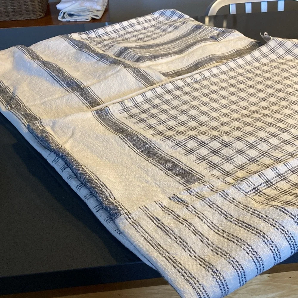 Gray table throw - Picture 4 of 6